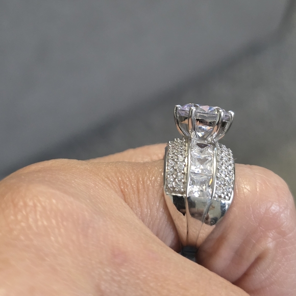 Sparkling Silver and White Diamond Like Ring - Picture 4 of 11